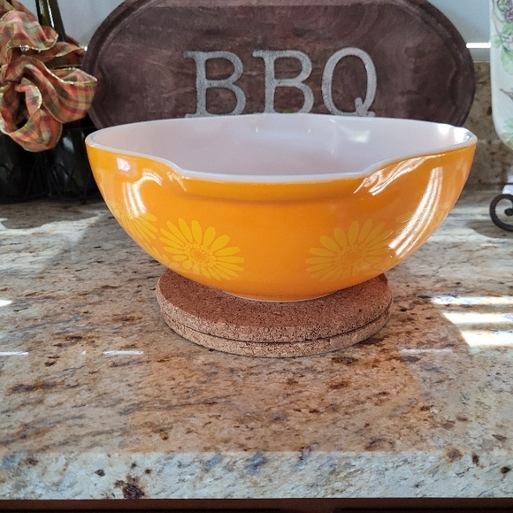 Vintage Pyrex Yellow Daisy Mixing Bowl - Picture 3 of 9